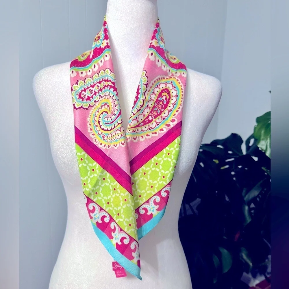 🛍️ Vera Breadley100% Silk Scarf   Measure 27X26  super cute color